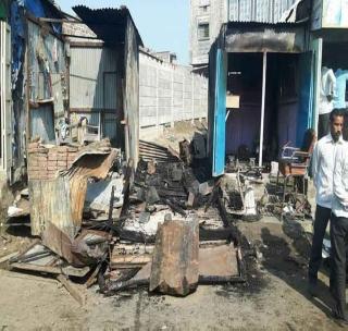 Fire at shops in the fire in Motala, Donegaon! | मोताळा, डोणगाव येथे आगीत दुकाने खाक!