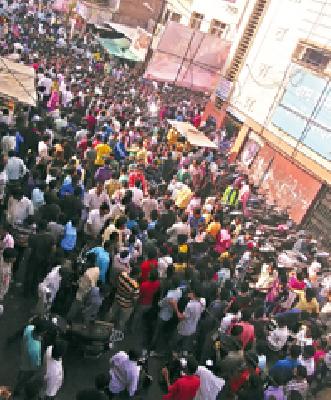 Not crowded | गर्दी नव्हे दर्दी...