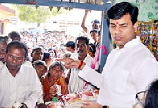 Resolution of distributing 1 lakh 35 kg sugar | १ लाख ३५ किलो साखर वाटपाचा संकल्प