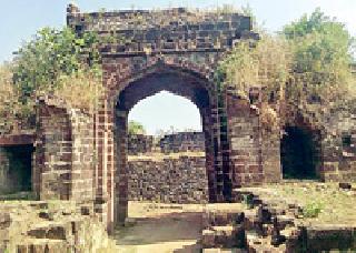 Vairagad fort was 'like' after the cost of millions | लाखोंच्या खर्चानंतरही वैरागड किल्ला ‘जैसे थे’