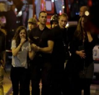 Terrorist attack in Paris, 127 killed, 100 injured | पॅरिसमध्ये दहशतवादी हल्ला, १२७ ठार, १०० जखमी Terrorist attack in Paris, 127 killed, 100 injured | पॅरिसमध्ये दहशतवादी हल्ला, १२७ ठार, १०० जखमी
