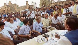 Transport on the Gazetpura Gate Guardian Guard on Radar | ्रजटपुरा गेटवरील वाहतूक कोंडी पालकमंत्र्यांच्या रडारवर Transport on the Gazetpura Gate Guardian Guard on Radar | ्रजटपुरा गेटवरील वाहतूक कोंडी पालकमंत्र्यांच्या रडारवर