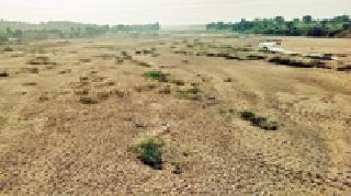 Rains dry with very low rainfall | अत्यल्प पावसाने नद्या कोरड्या : Rains dry with very low rainfall | अत्यल्प पावसाने नद्या कोरड्या :