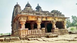Ancient Hemadpanthi temple neglected: | प्राचीन हेमाडपंथी मंदिर दुर्लक्षित : Ancient Hemadpanthi temple neglected: | प्राचीन हेमाडपंथी मंदिर दुर्लक्षित :