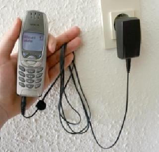 Mackerel footpath for mobile charging | मोबाइल चार्जिंगसाठी मैलभर पायपीट Mackerel footpath for mobile charging | मोबाइल चार्जिंगसाठी मैलभर पायपीट