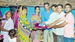 The sisters' eyes will fall in love with other brothers | अन् परक्या भावांच्या आपुलकीने पाणावले बहिणींचे डोळे