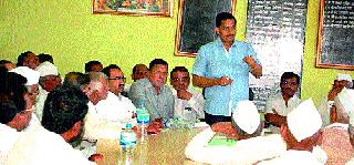 Resistance to water the dams | धरणांतून पाणी देण्यास विरोध