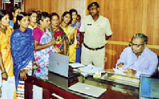 Remove the liquor shop in Rampuri camp area | रामपुरी कॅम्प परिसरातील दारूचे दुकान हटवा