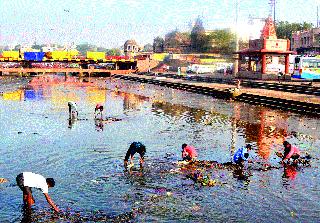 Searches in the godown sink also | गोदापात्रातील चिखलातही पैशांचा शोध Searches in the godown sink also | गोदापात्रातील चिखलातही पैशांचा शोध