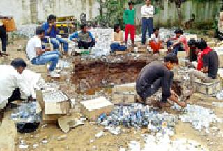 40 lakhs of liquor barred in Ballarpur | बल्लारपुरात ४० लाखांचा दारुसाठा नष्ट