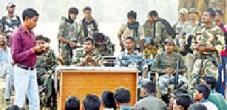 Police officers reached the remote village | पोलीस अधिकारी दुर्गम गावात पोहोचले