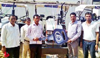 Tractor allocation to six farmers | सहा शेतकऱ्यांना ट्रॅक्टर वाटप