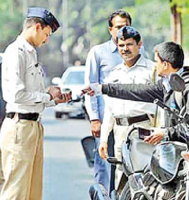 Rs. 5 lakh fine collected from 3553 drivers | ३५५३ वाहनधारकांकडून वसूल केला पाच लाख रुपयांचा दंड Rs. 5 lakh fine collected from 3553 drivers | ३५५३ वाहनधारकांकडून वसूल केला पाच लाख रुपयांचा दंड