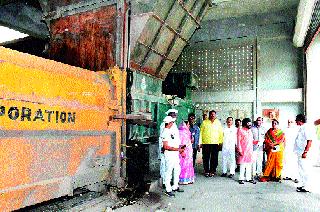 Nupur's footprint in Surat tour | सुरत दौऱ्यात महापालिकेचे वस्त्रहरण Nupur's footprint in Surat tour | सुरत दौऱ्यात महापालिकेचे वस्त्रहरण