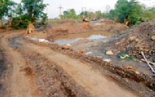 Road and bridge construction slow down ... | रस्ता व पुलाचे बांधकाम संथ...