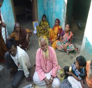 Pip victim of Jatapanchi | जातपंचायतीने घेतला पित्याचा बळी Pip victim of Jatapanchi | जातपंचायतीने घेतला पित्याचा बळी