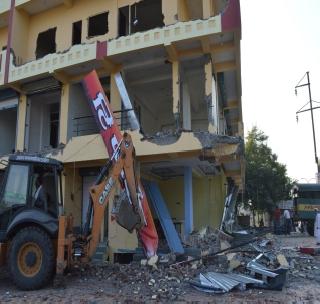 Gajraj on unauthorized construction work! | अनधिकृत बांधकामावर चालला गजराज! Gajraj on unauthorized construction work! | अनधिकृत बांधकामावर चालला गजराज!