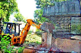 Unauthorized constructions on the collageload deleted | कॉलेजरोडवरील अनधिकृत बांधकाम हटविले