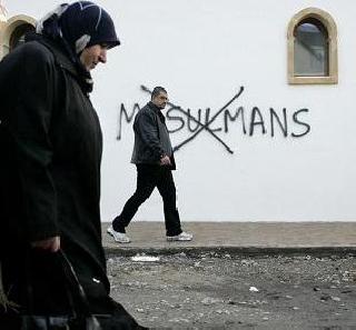 Increasing intolerance against Muslims in France | फ्रान्समध्ये मुस्लीमांविरोधातील असहिष्णूतेत वाढ