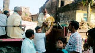 Re-immersion of immersed statues | विसर्जित भग्न मूर्तींचे पुन्हा विसर्जन Re-immersion of immersed statues | विसर्जित भग्न मूर्तींचे पुन्हा विसर्जन