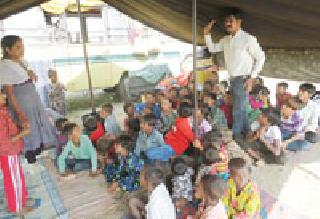 The dawn of bright education for the stray dogs | भटक्यांच्या चिमुकल्यांसाठी उजळली शिक्षणाची पहाट