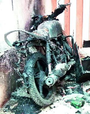 Agartakalila lit a two wheel | आगरटाकळीला दुचाकी पेटविली Agartakalila lit a two wheel | आगरटाकळीला दुचाकी पेटविली