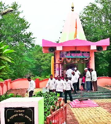 The idol of the goddess gramdevati in the Adgaon stolen | आडगावला ग्रामदेवतेची मूर्ती चोरीस The idol of the goddess gramdevati in the Adgaon stolen | आडगावला ग्रामदेवतेची मूर्ती चोरीस