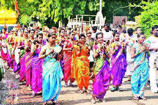 Furious city with the scorching heat of Garuda mrudanga | टाळ मृदुंगाच्या गजराने दुमदुमली नगरी Furious city with the scorching heat of Garuda mrudanga | टाळ मृदुंगाच्या गजराने दुमदुमली नगरी