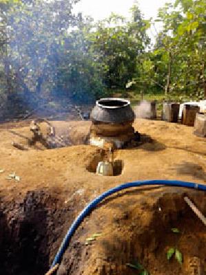 Police raids on liquor dealers | दारूविक्रेत्यांवर पोलिसांचे धाडसत्र