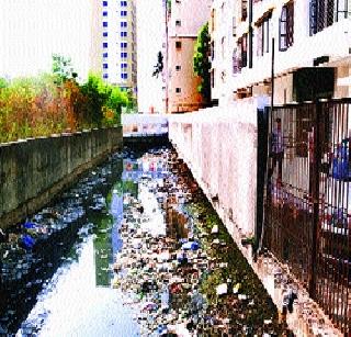 Illegal parking at Shastri Nagar in Goregaon | गोरेगावातील शास्त्रीनगर नाल्यावर बेकायदा पार्किंग