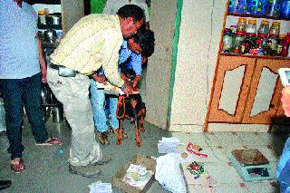 Manmad gets six lakh theft | मनमाडला सहा लाखांची चोरी Manmad gets six lakh theft | मनमाडला सहा लाखांची चोरी