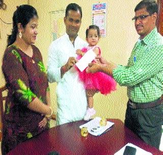 Farmers help their daughter's birthday! | मुलीच्या वाढदिवशी शेतक-यांना मदतीचा हात! Farmers help their daughter's birthday! | मुलीच्या वाढदिवशी शेतक-यांना मदतीचा हात!