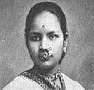 Dr. Muhurat found in the statue of a happy family! | डॉ. आनंदीबार्इंच्या पुतळ्याला सापडला मुहूर्त!