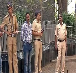 Dirt security in front of Aamir Khan's house | आमिर खानच्या घरासमोर कडेकोट सुरक्षा Dirt security in front of Aamir Khan's house | आमिर खानच्या घरासमोर कडेकोट सुरक्षा