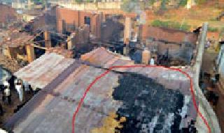 Two bulls of fishermen were killed in a fire | गोठ्याला लागलेल्या आगीत दोन बैलांचा होरपळून मृत्यू Two bulls of fishermen were killed in a fire | गोठ्याला लागलेल्या आगीत दोन बैलांचा होरपळून मृत्यू