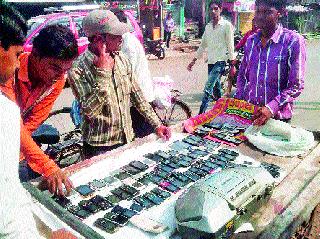 Selling on mobile wagon | भ्रमणध्वनी संचाची हातगाडीवर विक्री