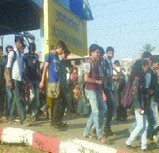 Travelers not afraid of khaki uniforms | खाकी वर्दीचा धाकच प्रवाशांना नाही