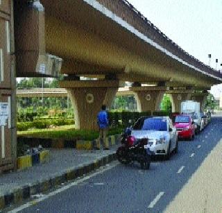 Invalid parking on service road | सर्व्हिस रोडवर अवैध पार्किंग Invalid parking on service road | सर्व्हिस रोडवर अवैध पार्किंग