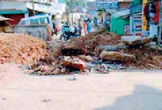 Despite the water, the struggle of the people of Bhikhiyas | पाणी असतानाही भिसीवासीयांचा संघर्ष Despite the water, the struggle of the people of Bhikhiyas | पाणी असतानाही भिसीवासीयांचा संघर्ष