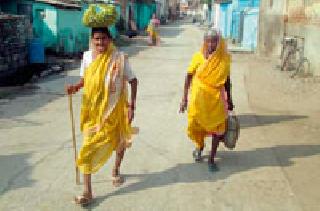 Weighing on the shaking hands of the stomach for the stomach | पोटाच्या खळगीसाठी थरथरत्या हातांवरही भार