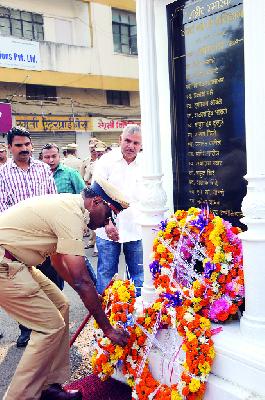 Tribute to the martyred police jawans | शहीद पोलीस जवानांना श्रद्धांजली