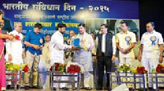 Suzan voters are not ready even after 65 years | ६५ वर्षानंतरही सुजाण मतदार तयार झाला नाही