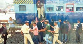 Ticket inspection through special train vehicle | विशेष रेल्वे गाडीच्या माध्यमाने तिकीट तपासणी