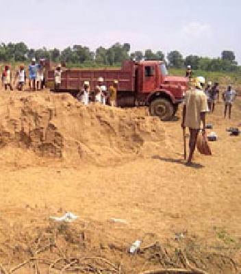 60 lakhs of stolen from Wainganga's plate stolen | वैनगंगेच्या पात्रातून ६० लाखांची रेती चोरली