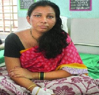 Inhuman assault of woman woman in traffic serial | वाहतूक सेना पदाधिकाऱ्याची मातंग महिलेला अमानुष मारहाण Inhuman assault of woman woman in traffic serial | वाहतूक सेना पदाधिकाऱ्याची मातंग महिलेला अमानुष मारहाण