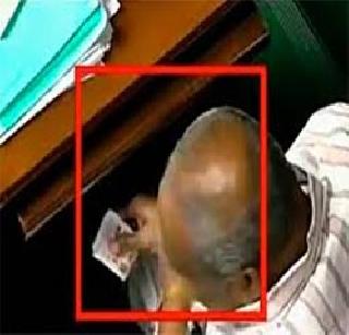 BJP MLAs found out in breaking the gutkha wallet in the Legislative Assembly | भाजपाचे आमदार विधानसभेत गुटख्याचे पाकीट फोडताना सापडले BJP MLAs found out in breaking the gutkha wallet in the Legislative Assembly | भाजपाचे आमदार विधानसभेत गुटख्याचे पाकीट फोडताना सापडले