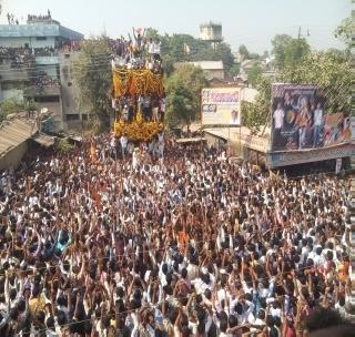 Sonajiraj's alarm in gold | सोनाळ्यात सोनाजी महाराजांचा गजर Sonajiraj's alarm in gold | सोनाळ्यात सोनाजी महाराजांचा गजर