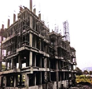 Builders endanger their lives | बांधकाम मजुरांचा जीव धोक्यात Builders endanger their lives | बांधकाम मजुरांचा जीव धोक्यात