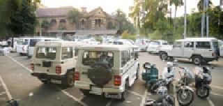 Vehicle traffic: | वाहनांचा ताफा दाखल : Vehicle traffic: | वाहनांचा ताफा दाखल :