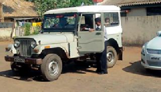 Misuse of government vehicles | शासकीय वाहनांचा गैरवापर Misuse of government vehicles | शासकीय वाहनांचा गैरवापर
